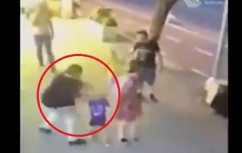O femeie a atacat cu un cuțit un copil de trei ani, pe stradă