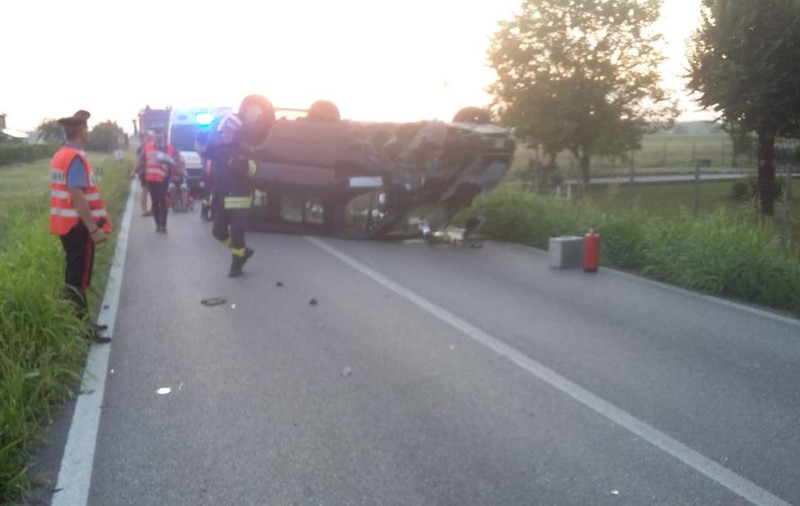 O camionetă care transporta muncitori români s-a răsturnat pe o stradă în Italia. Cinci persoane au fost transportate la spital