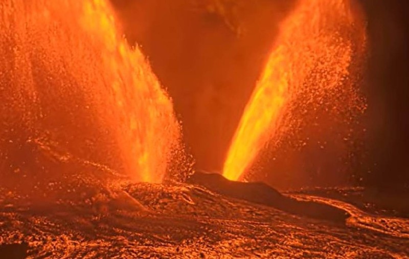 Record de jeturi spectaculoase de lavă de 450 de metri ale vulcanului Kilauea din Hawaii