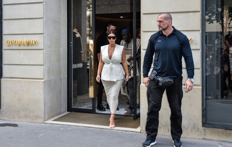 Bodyguardul lui Kim Kardashian dat în judecată pentru jaful din 2016 de la Paris