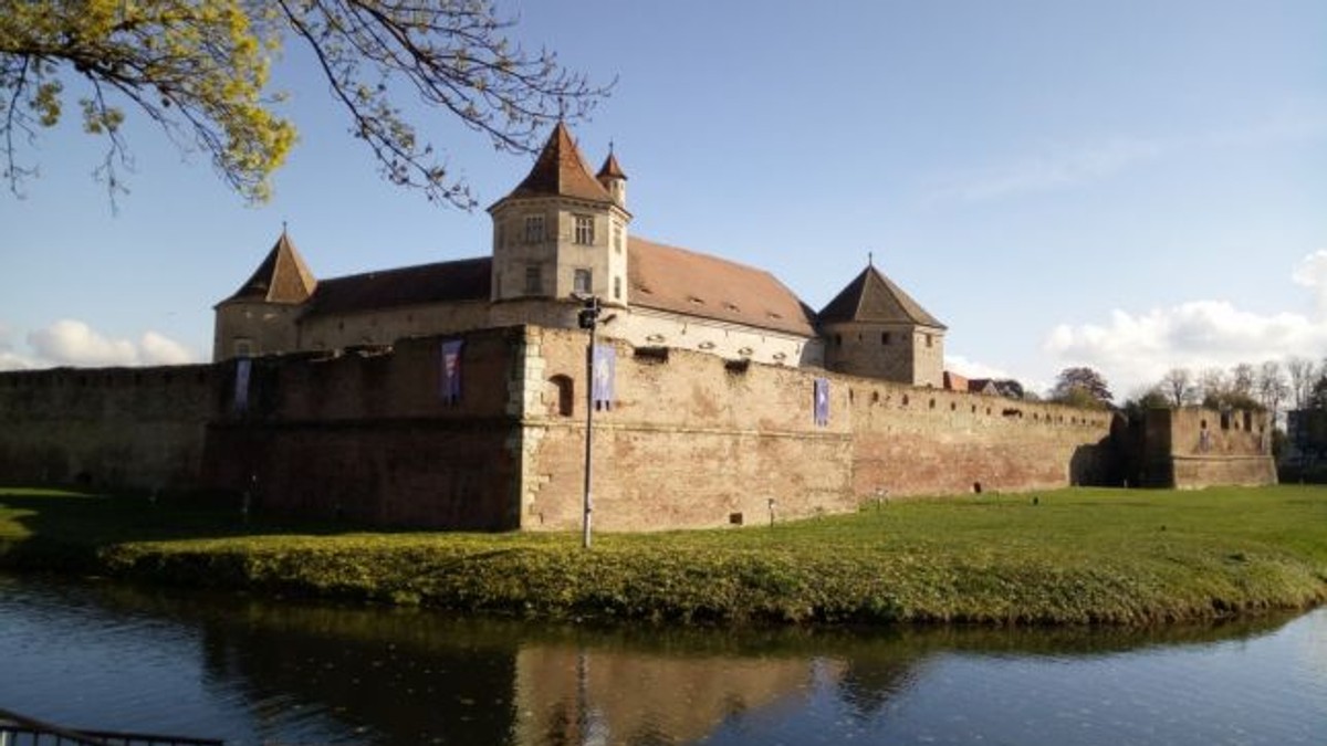 Evenimente unice în Făgăraş: Concurs cu bărci pe lacul Cetăţii şi parada a 100 de femei îmbrăcate în ii vechi de o sută de ani
