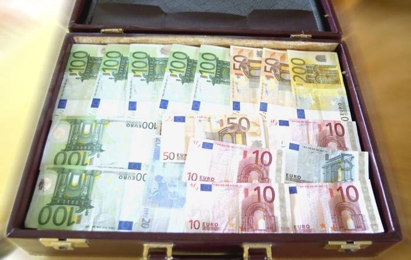 S-a găsit proprietarul genţii pline cu bani uitată în Magazinul Unirea