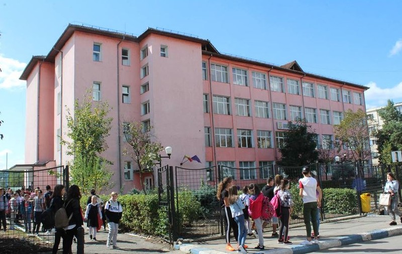 Elev din Gorj, lovit cu capul de hidrant de un profesor. Copilul a plâns în hohote de durere