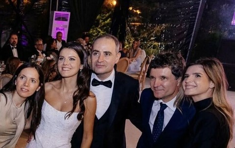 WOW, ce rochie! Cum a apărut Mirabela Grădinaru la nunta ministrului Alexandru Nazare! Rochie de petrecere, părul lung, desfăcut, machiaj de seară, tocuri, partenera lui Nicușor Dan a atras toate privirile