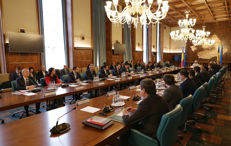 Guvernul şterge datoriile producătorilor de energie electrică, prin  cedarea unor active către stat. Complexul Energetic Hunedoara şi ELCEN, printre beneficiari
