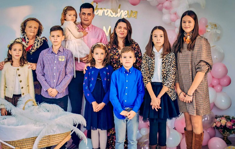 O româncă s-a mutat din Anglia în România ca să-și crească aici cei opt copii: „Nu regret nicio clipă”