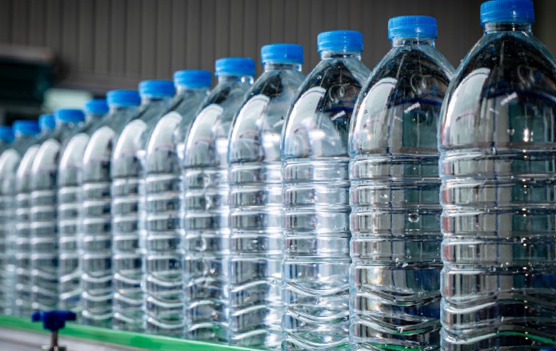 Amenzi uriașe după controale ANPC. Apă minerală expirată și sticle ținute în soare, în peste 650 de puncte de vânzare