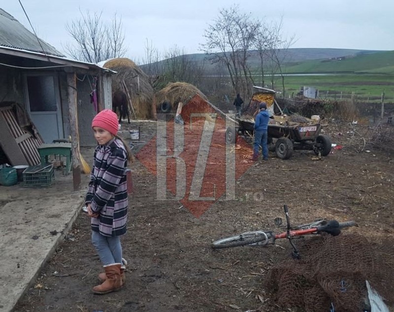 Fetița din Iași care este mamă la 11 ani pentru fratele ei. Copiii au fost abandonați de mamă