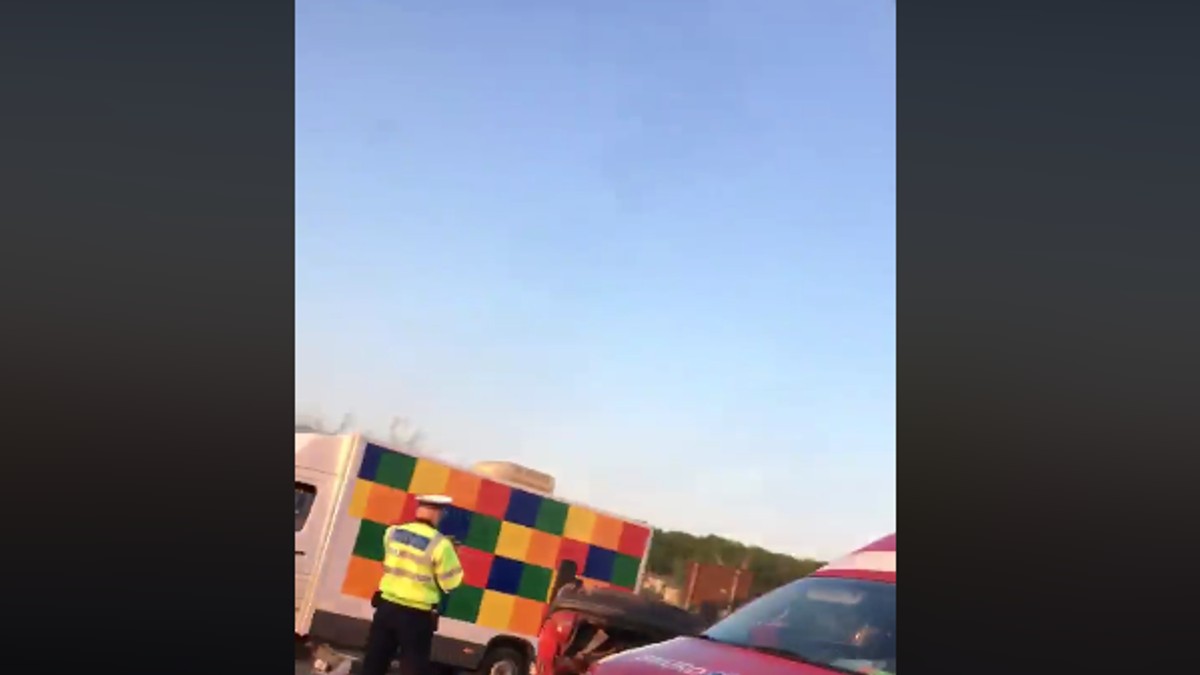 O mașină s-a răsturnat pe Centura Capitalei, la Otopeni. Imagine de la locul accidentului, cu o mașină roșie, mică, răsturnată
