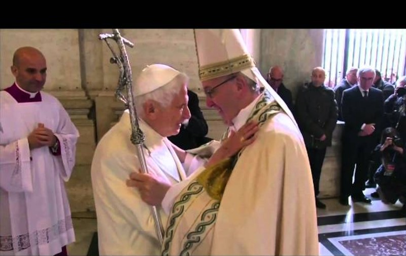 PAPA FRANCISC și FOSTUL SUVERAN PONTIF s-au îmbrățișat, inaugurând ANUL SFÂNT AL MILEI | VIDEO
