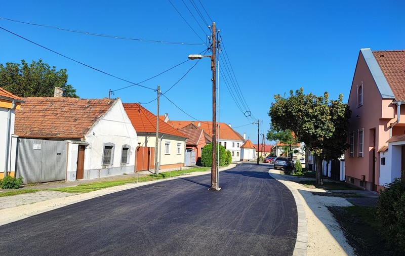 Asfaltare în Ungaria, cu stâlpii de electricitate lăsați pe mijlocul drumului: „Ar fi fost prea scump să-i mutăm”