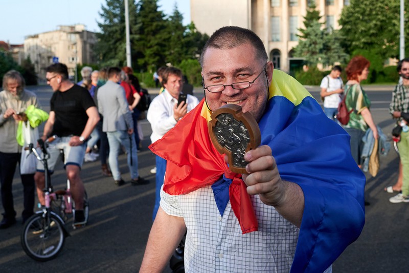 Un participat la protestele antivaccinare din Piața Victoriei. FOTO: Raed Krishan