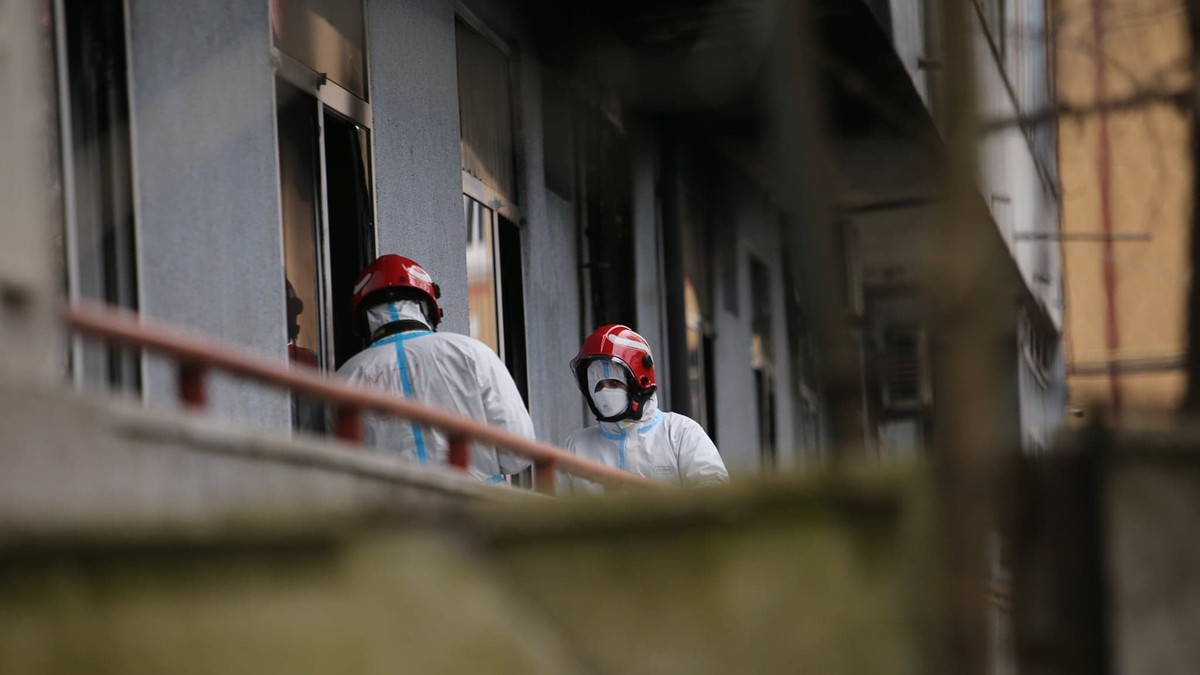 Anchetatorii au strâns date despre cauzele incendiului de la Spitalul Matei Balș din București Foto: Dumitru Angelescu (5)