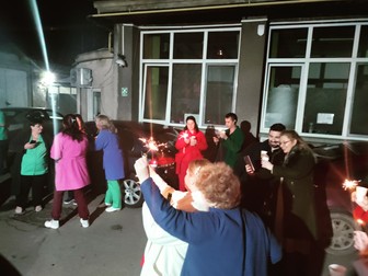 La miezul nopții, medicii au aprins artificii și au ciocnit un pahar de șampanie fără alcool