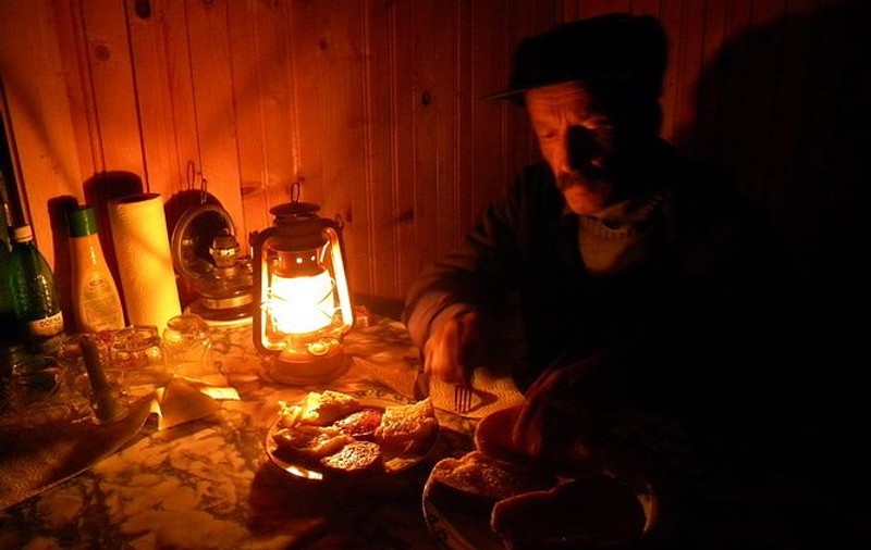 REPORTAJ/A trăit în munți cu sălbăticiunile. Nea Cârdei, omul care a adus pădurea în oraș