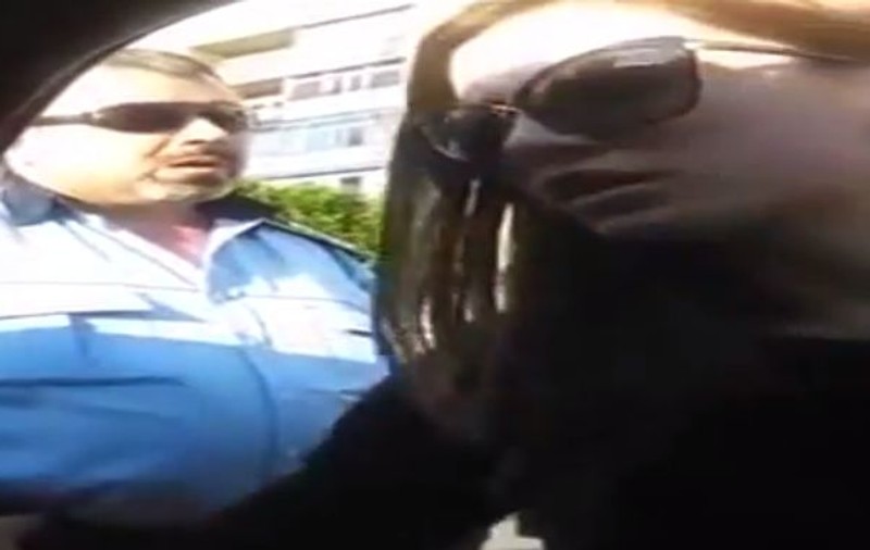 Două fete, agresate de poliţiştii din Râmnicu Vâlcea în plină stradă. Incidentul a fost filmat VIDEO