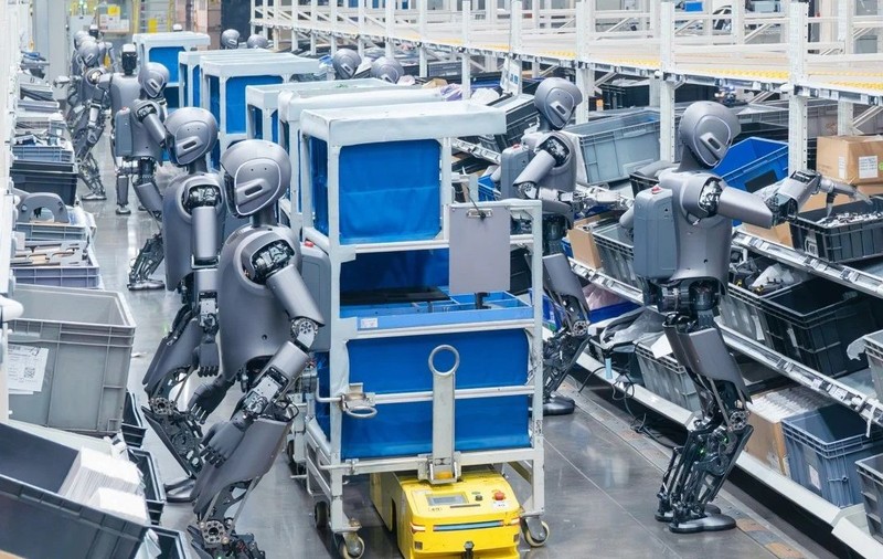 Viitorul industriei auto: Roboți sincronizați lucrează împreună și învață unul de la altul într-o fabrică de mașini electrice din China