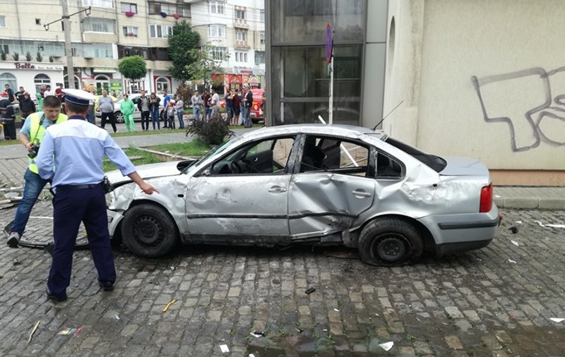 Grav accident auto la Botoșani. O mașină scăpată de sub control a ucis un pieton care aștepta tramvaiul | FOTO & VIDEO