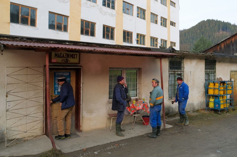 Mineri din Crucea, înainte de a intra în schimbul 1