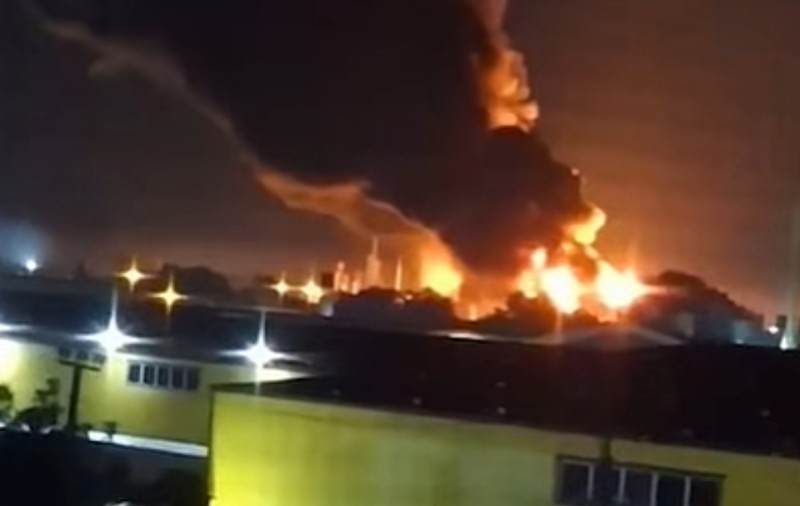Ucraina a lovit două mari rafinării rusești aflate la 300 și 700 de kilometri de linia frontului și încearcă să izoleze Crimeea | VIDEO