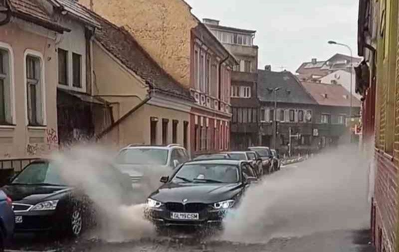 VIDEO  | Pietoni din Brașov, udați din cap până în picioare de un șofer pus pe distracție