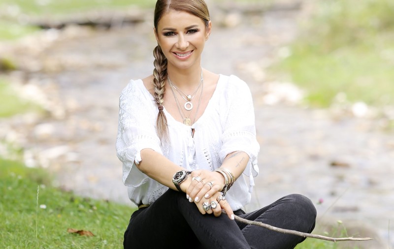 Anamaria Prodan face școala de fermieri la gospodarii pe care vrea să-i însoare. “Am învățat că pot pune GPS animalelor”