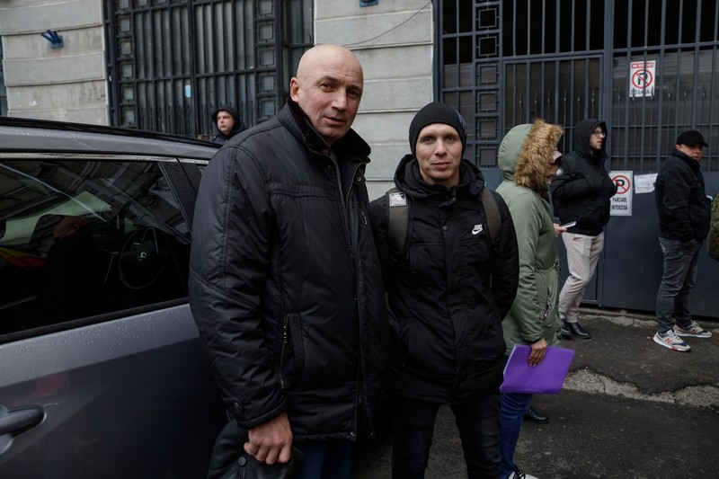 Gheorghe Avasilei (stânga) și conaționalul lui, „Ciobanul", s-au împrietenit în timp ce își așteptau rândul.