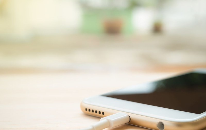 Lovitură pentru Apple. Comisia Europeană propune încărcătorul universal pentru telefoane şi tablete