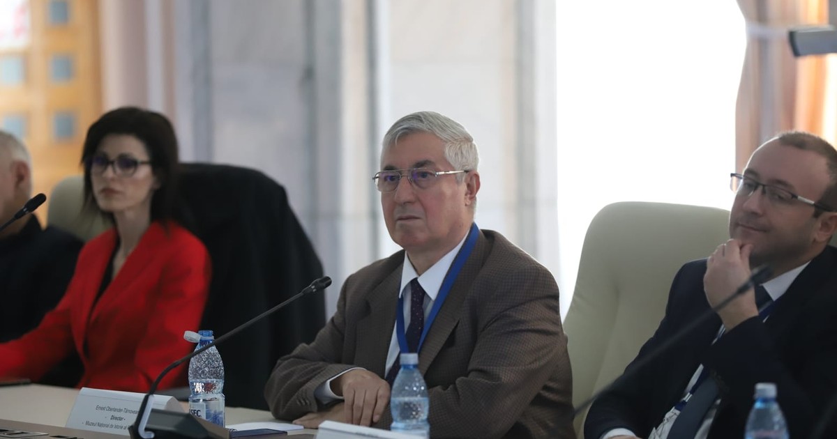 Directorul Muzeului de Istorie, Ernest Tarnoveanu (în centrul imaginii)