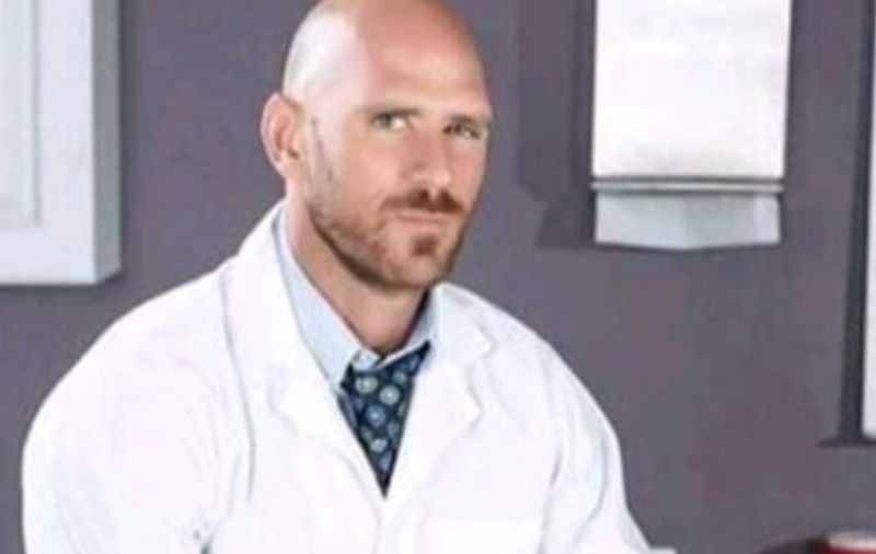 Povestea care păcălește mii de pensionari din România. Cum a ajuns un actor în filme pentru adulți inventator de vaccinuri contra coronavirusului