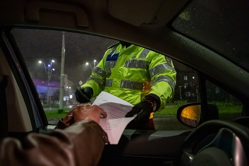 În starea de urgență, persoanele au putut circula doar cu declarație, inițial pe durata nopții, iar ulterior și ziua. Restricția de circulație noaptea a fost reluată în noiembrie 2020. Foto: Eli Driu
