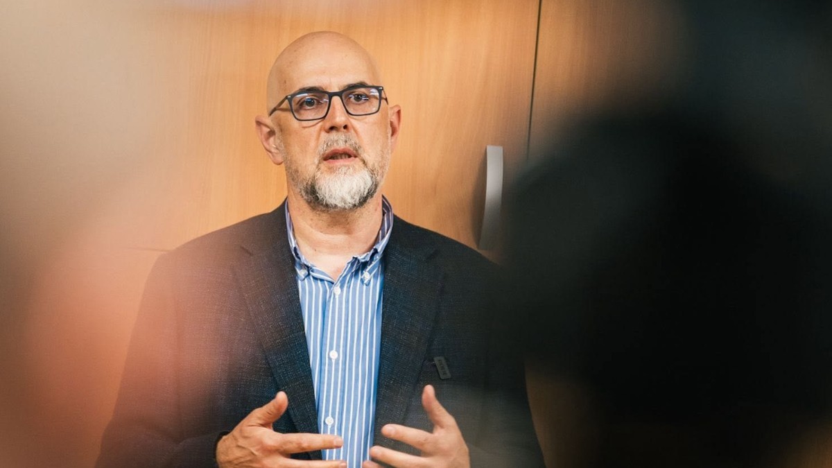 Kelemen Hunor, președintele UDMR, în timpul unui discurs. Acesta poartă o cămașă albastră și gesticulează cu ambele mâini