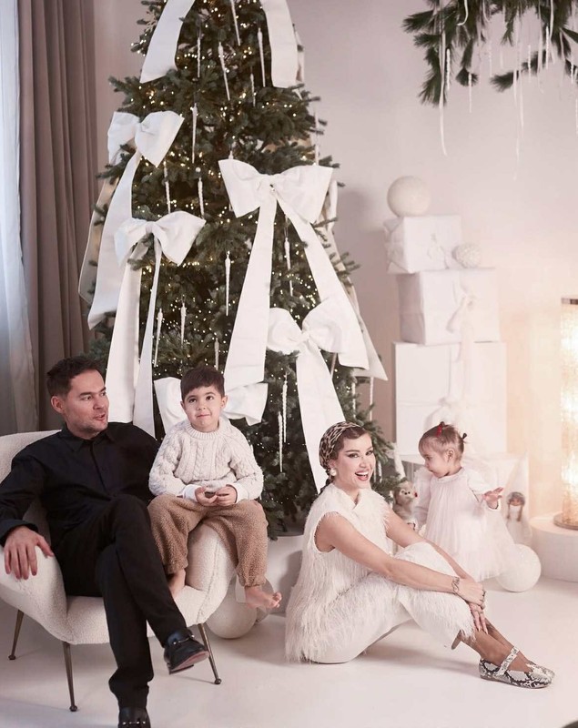 Cine apare în ședința foto de sărbători a Alinei Ceușan. E o persoană foarte specială pentru familia ei: „Mulțumesc că te implici așa cum aș face eu”