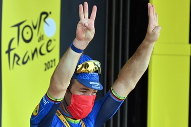09 July 2021, France, Carcassonne: British cyclist Mark Cavendish of Deceuninck - Quick-Step celebrates on the podium after winning the thirteenth stage of the 108th edition of the Tour de France cycling race, 219,9 km from Nimes to Carcassonne. Photo: David Stockman/BELGA/dpa