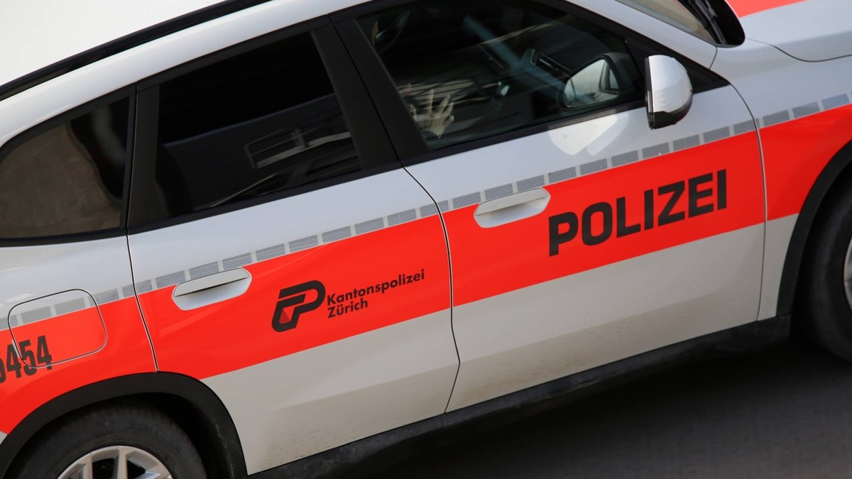 Copii de 14 și 15 ani, prinși în timp ce goneau cu 250 km/h într-un bolid de 500 cai putere pe autostradă, în Elveția