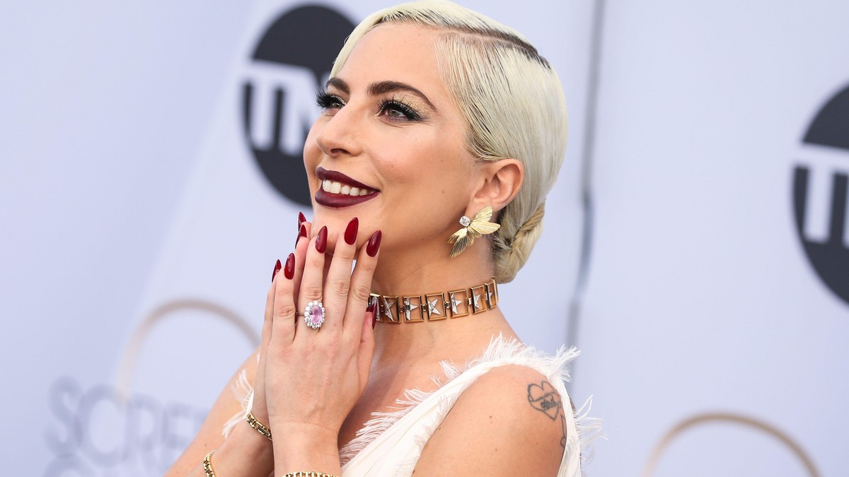 Lady Gaga are un nou iubit. Vedeta, surprinsă în ipostaze tandre