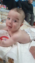 Micuțul refugiat, un bebeluș de doar câteva luni, a ajuns opărit la Biserica Sfinții Apostoli Petru și Pavel, pentru că mama lui nu a putut să-l spele și să-l schimbe timp de trei zile
