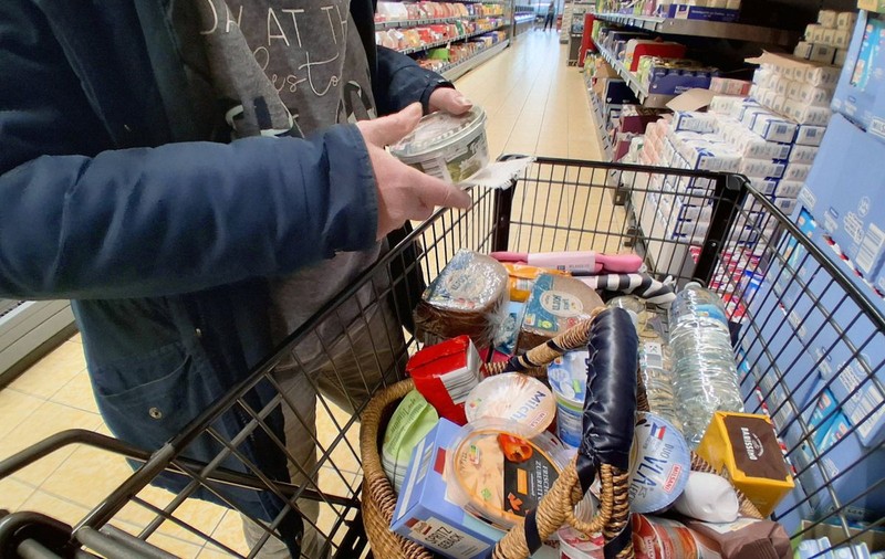 O femeie a umplut 10 sacoșe într-un Lidl, unde a câștigat un minut de cumpărături gratis