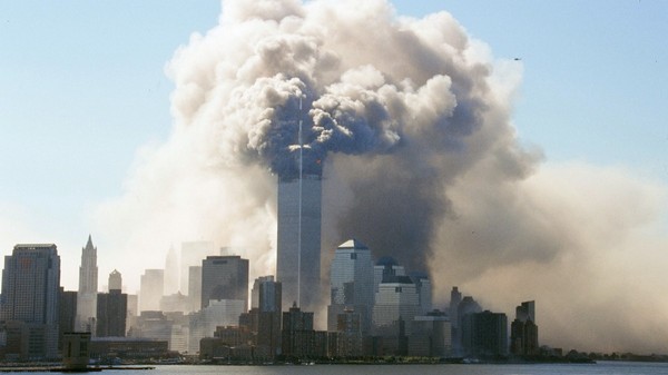 Turnurile gemene din New York, după atentatele din 11 septembrie 2001, se vede cum iese fum din ele 