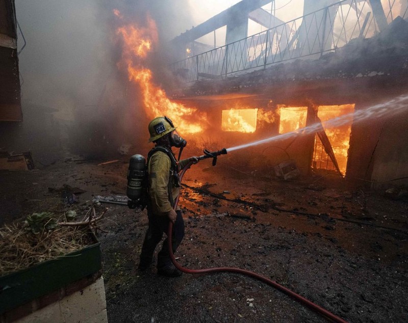 Bilanţul incendiilor de proporții din California a ajuns la 24 de morţi. Vântul violent amenință să întețească focul