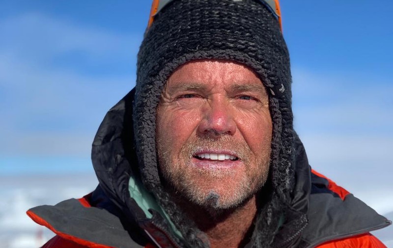 Un alpinist amator din Statele Unite a murit pe creasta Everestului în timp ce făcea poze de pe cel mai înalt vârf din lume