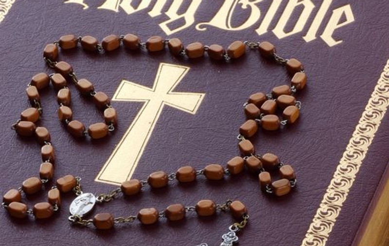 Biblia i-a salvat viaţa unui preot