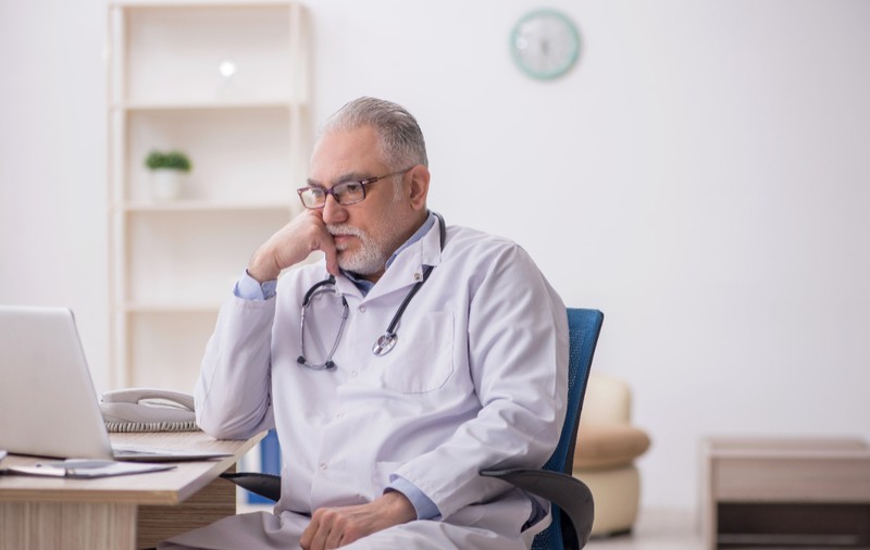 Medicii și profesorii vor primi doar 15% pensie, dacă o cumulează cu salariul și continuă să muncească în sistemul bugetar
