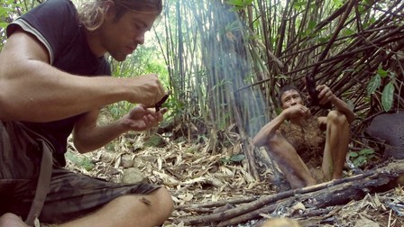 Ho Van Lang împreună cu Alvaro Cerezo în jungla din Vietnam | Foto: Profimedia