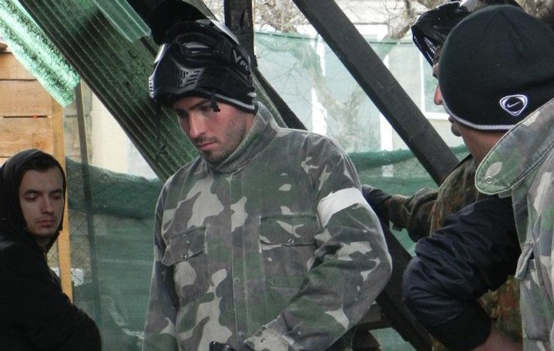 Uite-l pe Adrian Cristea militar... pe terenul de paintball!