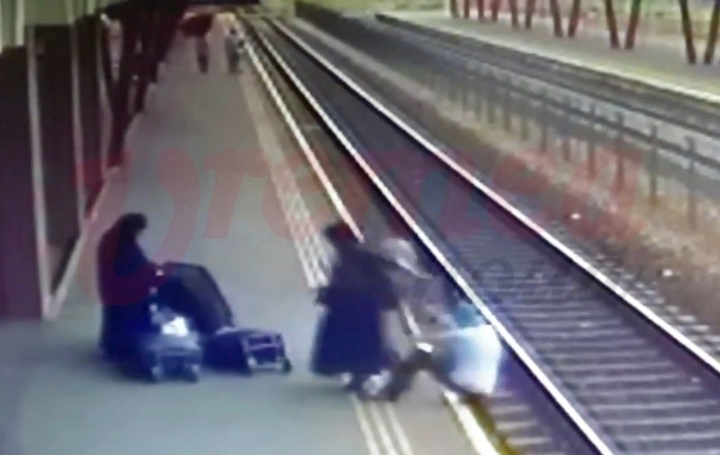Două false măicuțe, filmate în timp ce împing un bărbat pe calea ferată în Vaslui / VIDEO