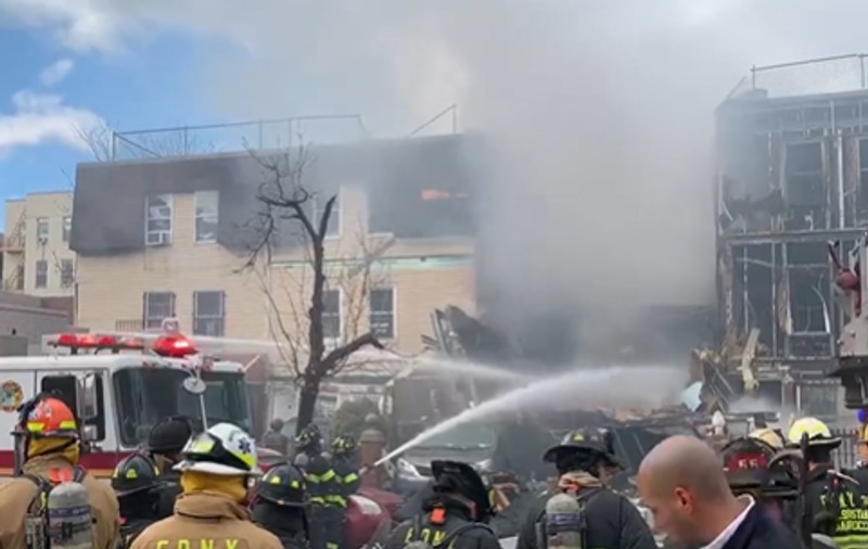 Explozie urmată de un incendiu la New York. O persoană a murit, alte nouă rănite