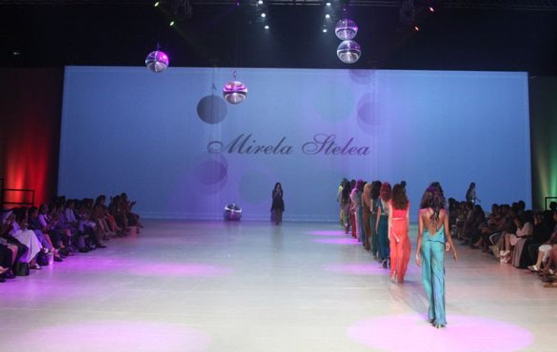 Foto | Mirela Stelea, show de modă la Dubai Fashion Week pe un podium 
