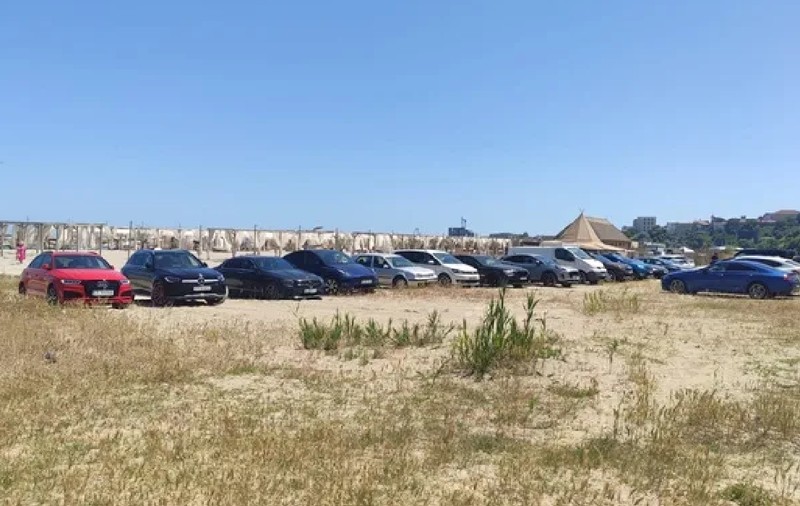 Polițiștii din Constanța au o listă cu 900 de mașini pe ai căror proprietari nu au voie să-i amendeze dacă pătrund pe plajă