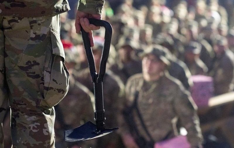 Un șef de la Pentagon propune ca luptătorii ISIS să fie bătuți cu lopata